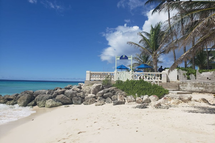 Image du dover beach hotel garden offert par VosVacances.ca