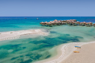 Image du palafitos overwater bungalows balcony offert par VosVacances.ca