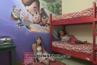 Image du nickelodeon family suites by holiday inn restaurant offert par VosVacances.ca