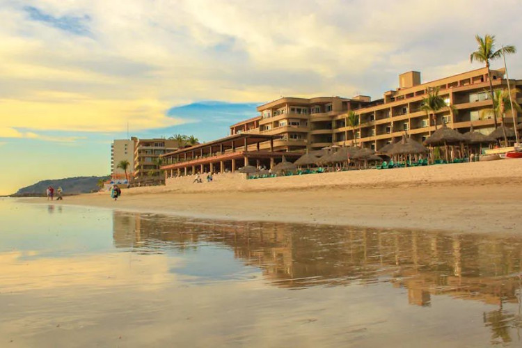 Image principale de l'hôtel Playa Mazatlan offert par VosVacances.ca
