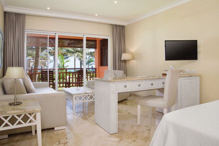 Image du vik hotel cayena beach beach offert par VosVacances.ca