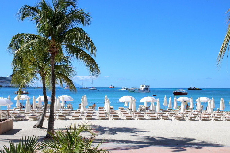 Image du holland house beach hotel balcony offert par VosVacances.ca